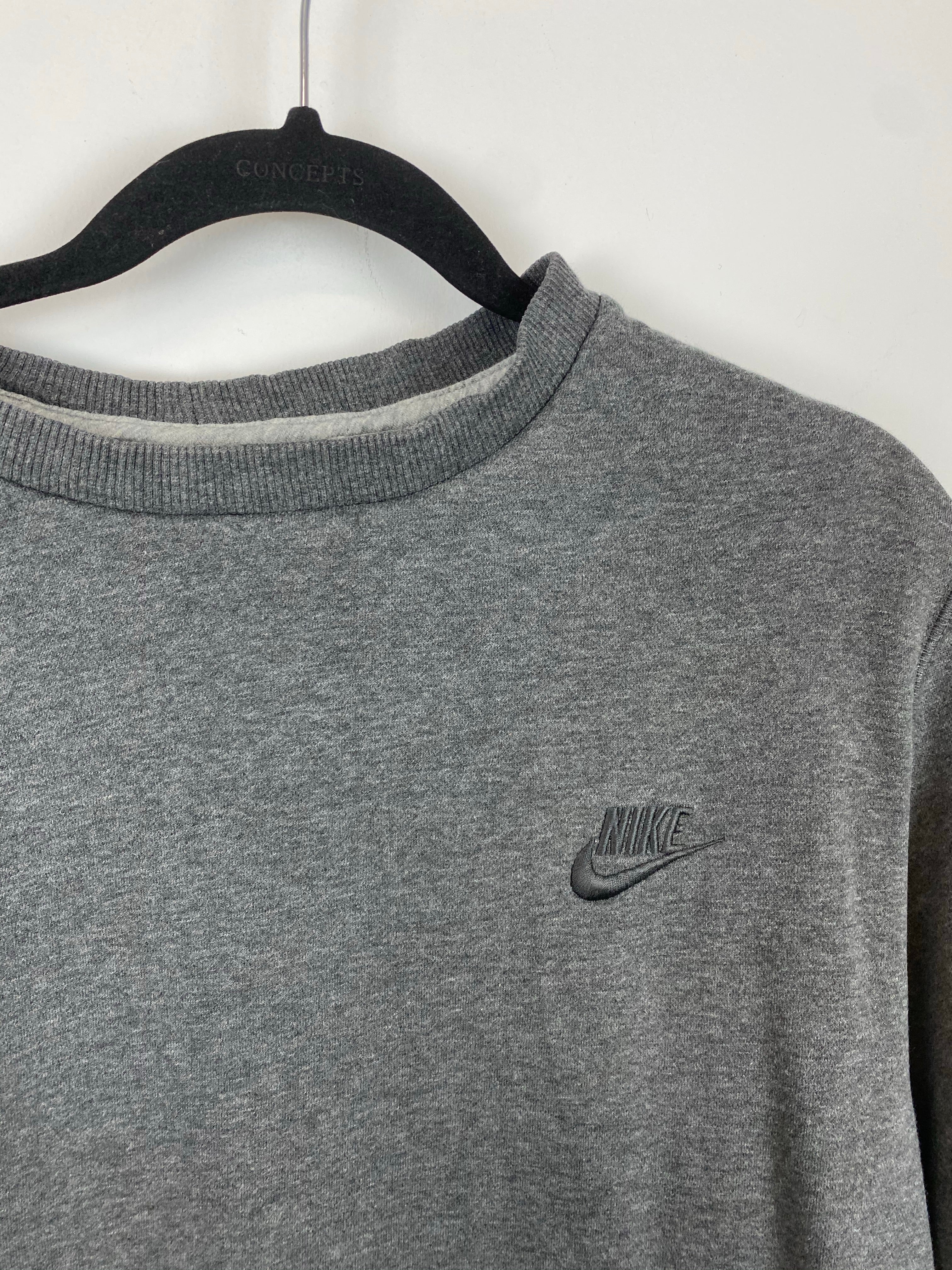 Embroidered Nike crewneck - M