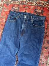Load image into Gallery viewer, VINTAGE DARK WASH LEVIS 550’S W/36