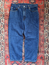 Load image into Gallery viewer, VINTAGE DARK WASH LEVIS 550’S W/36