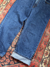 Load image into Gallery viewer, VINTAGE DARK WASH LEVIS 550’S W/36