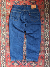 Load image into Gallery viewer, VINTAGE DARK WASH LEVIS 550’S W/36
