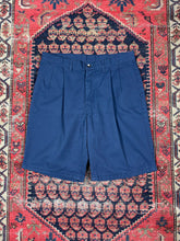 Load image into Gallery viewer, VINTAGE NAVY DOUBLE PLEATED BIG BILL SHORTS W/32