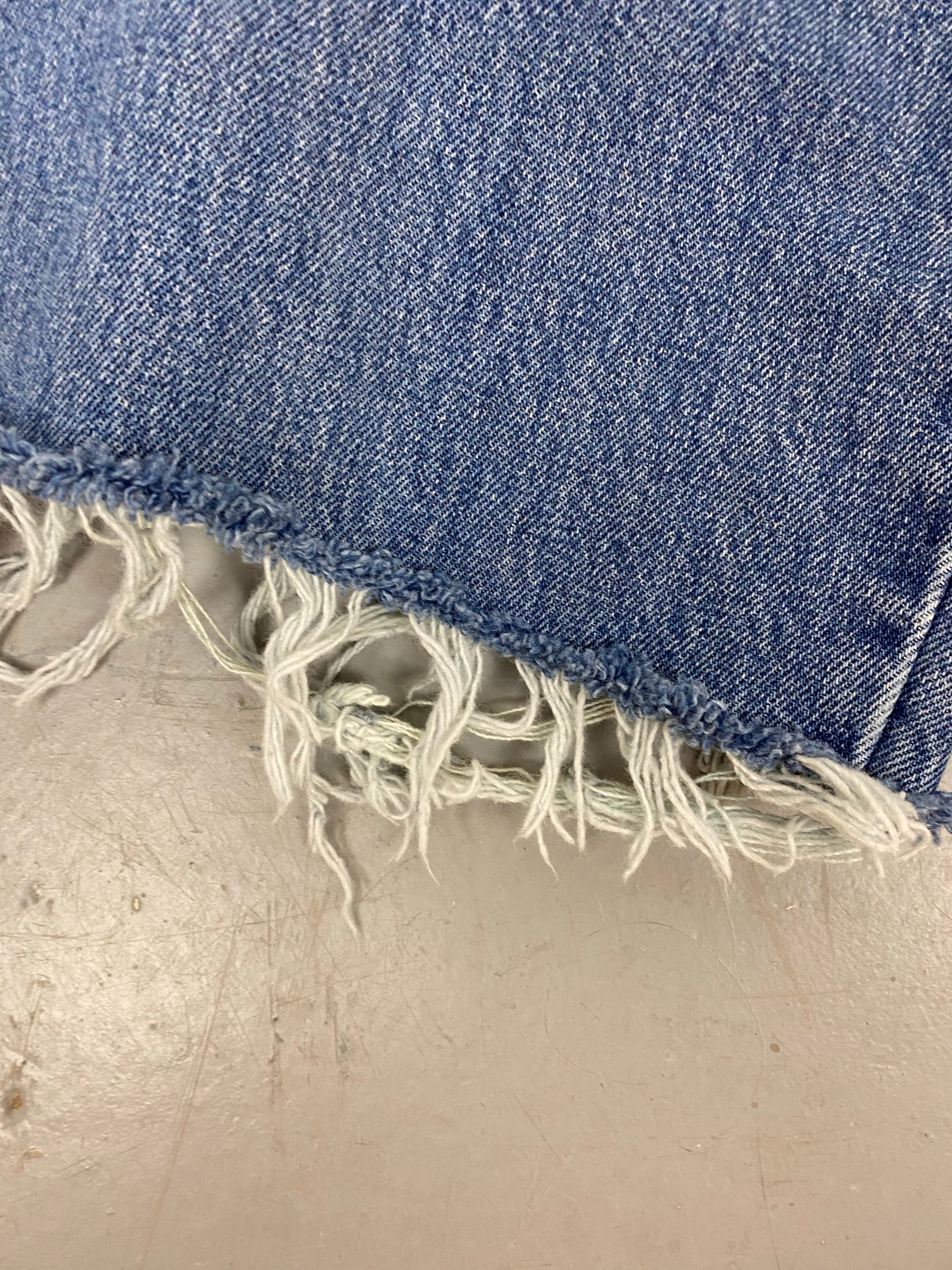 Vintage blue Levi’s high waisted frayed denim shorts - 28in
