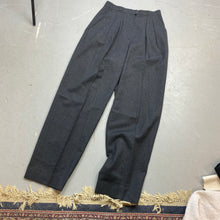 Load image into Gallery viewer, Grey pleated trousers