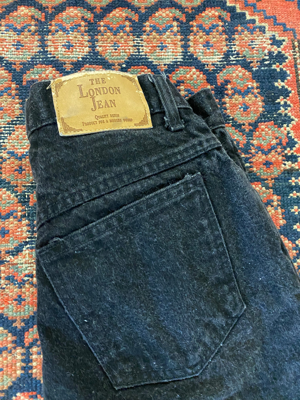90s High Waisted London Jenas Frayed Denim Shorts - 28in