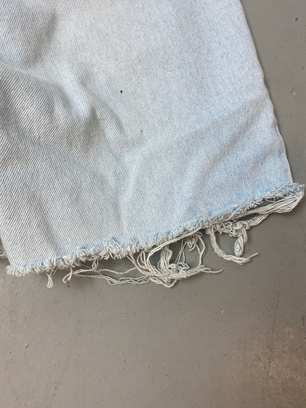 90s Light Wash Lee Frayed Denim Shorts - 26in