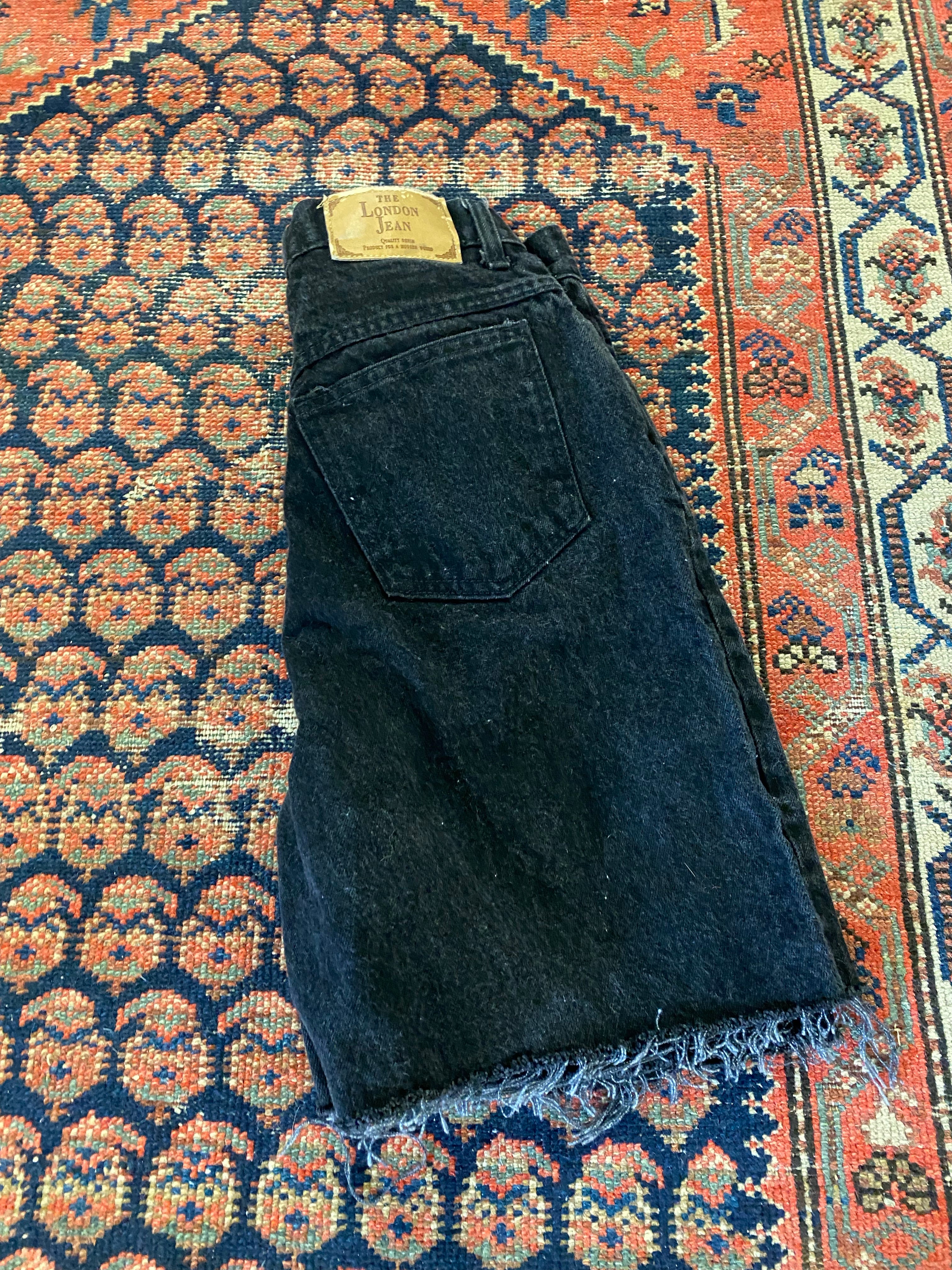 90s High Waisted London Jenas Frayed Denim Shorts - 28in
