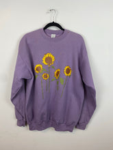 Load image into Gallery viewer, Vintage Daisy crewneck - M