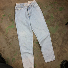 Load image into Gallery viewer, Vintage Light Wash Levi’s