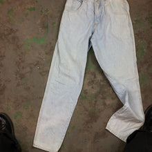 Load image into Gallery viewer, Vintage Guess Mom Jean pants