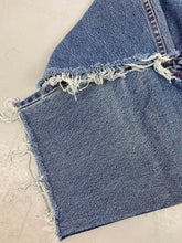 Load image into Gallery viewer, 90s frayed high waisted denim shorts - 26in