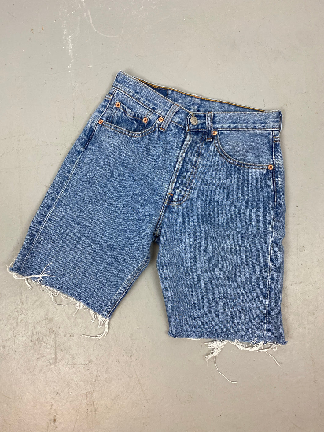 90s high waisted frayed Levi’s denim - 26in