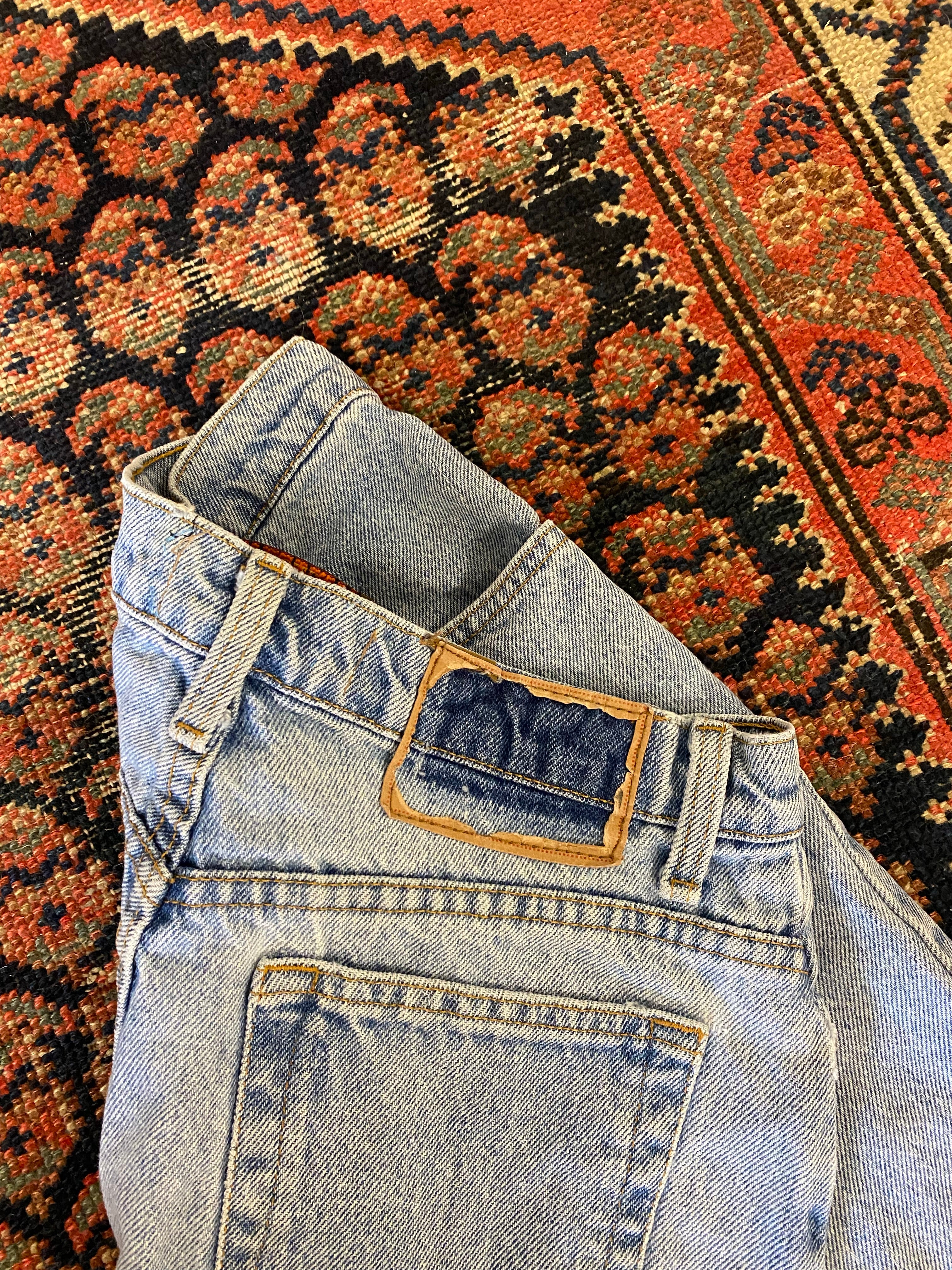 Vintage High Waisted Ross Frayed Denim Jean Shorts - 29in