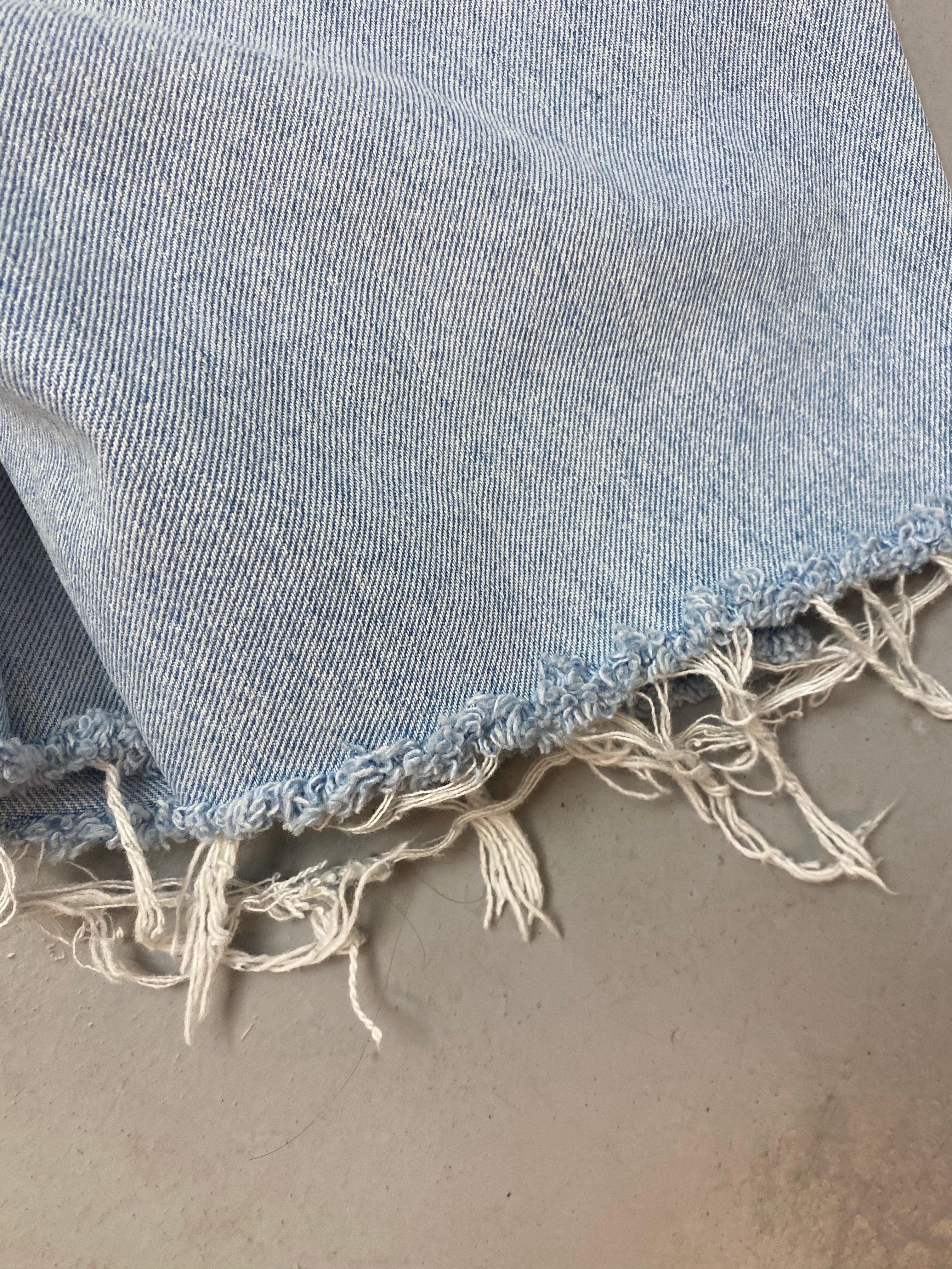 90s High Waisted Levi’s Frayed Denim Shorts - 31in