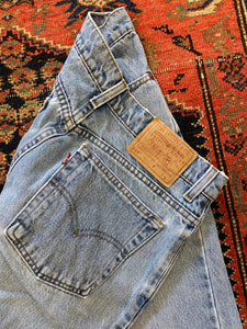Vintage light wash Levi’s jeans - 32in/w