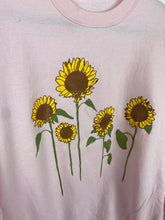 Load image into Gallery viewer, Vintage pink daisy crewneck -S/M