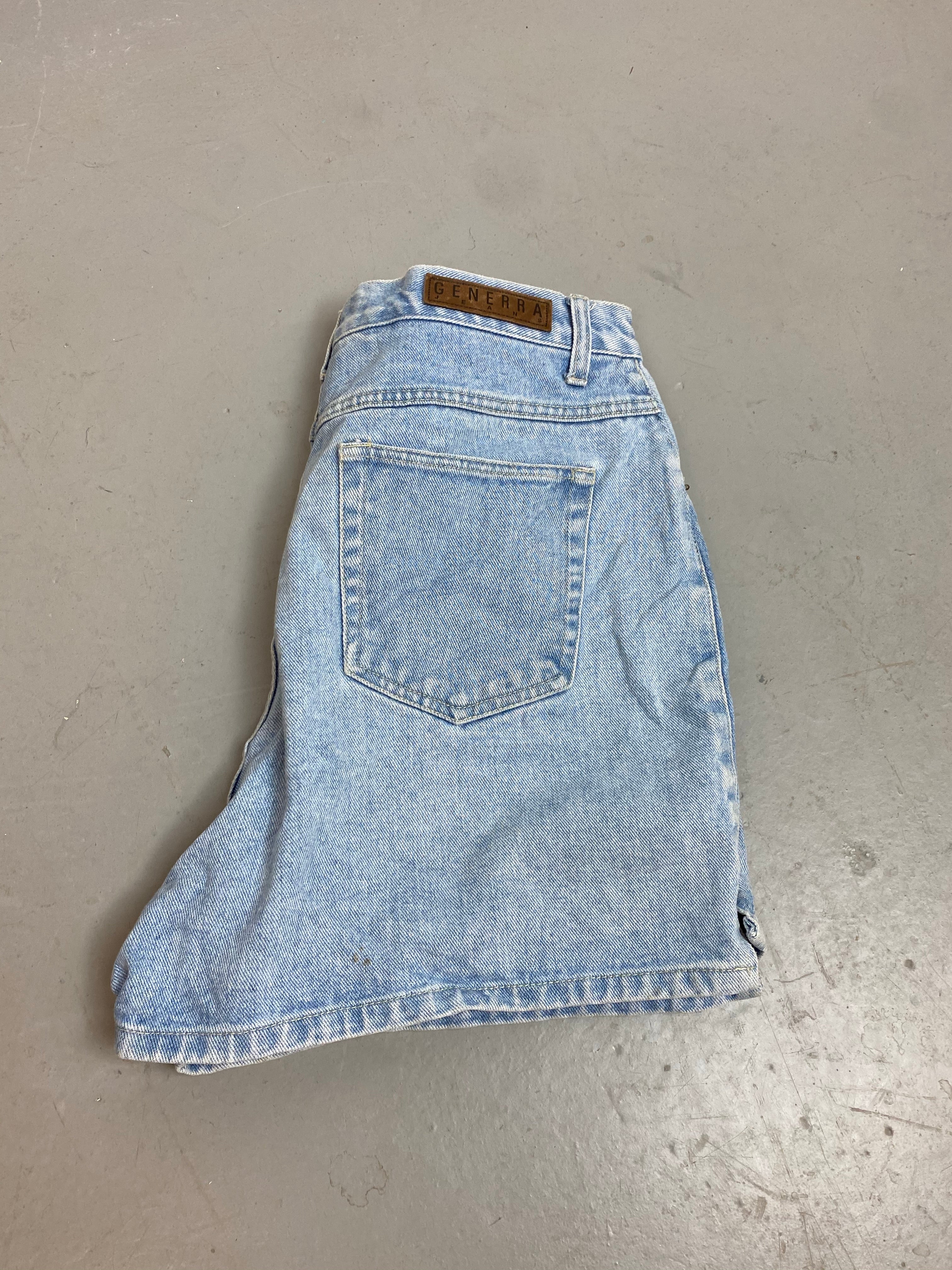 90s High Waisted Generra Hemmed Denim Shorts - 31in