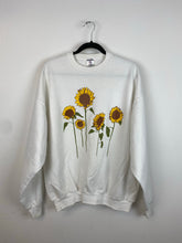 Load image into Gallery viewer, Vintage daisy crewneck - S/M