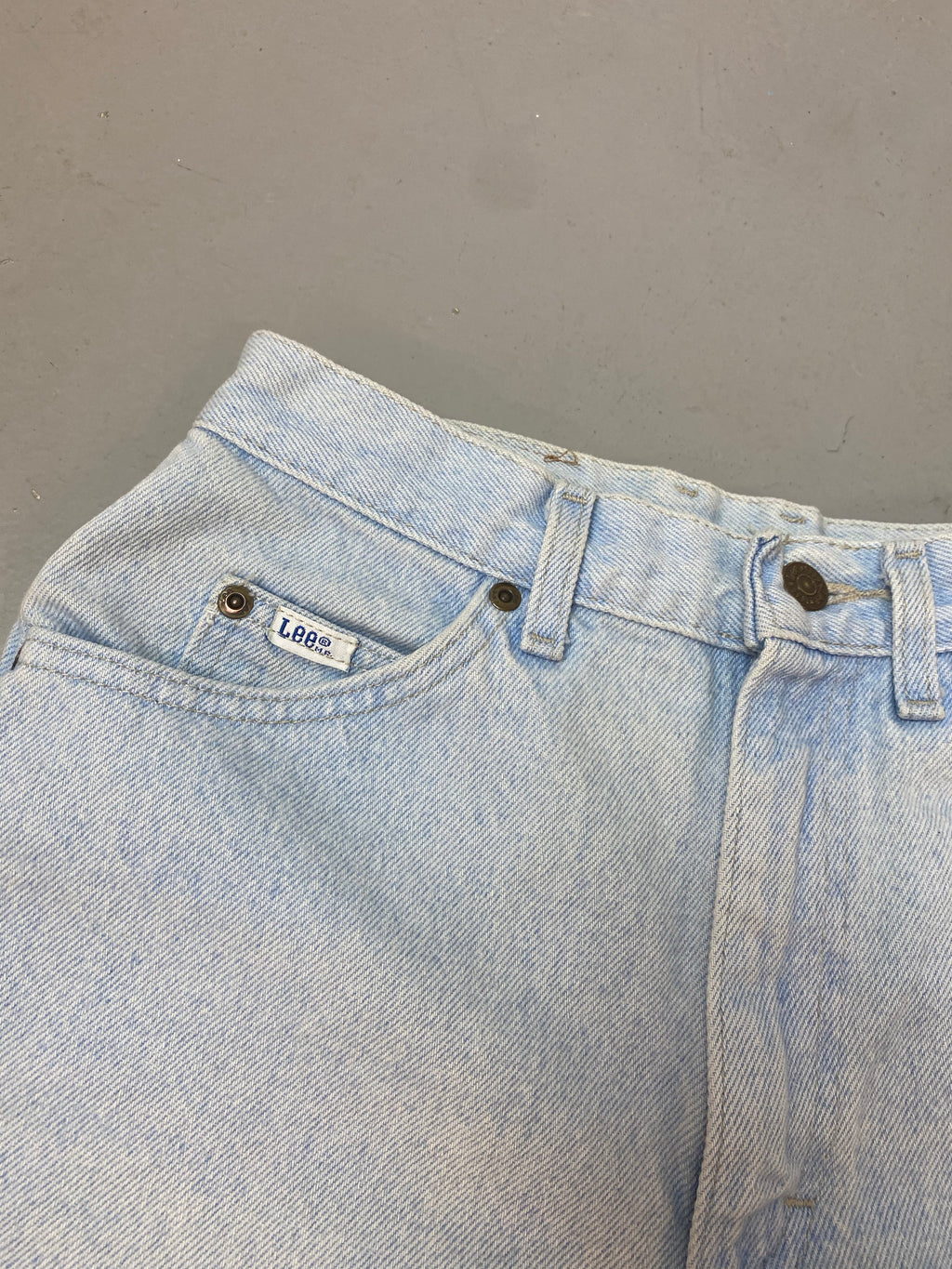 90s Light Wash Lee Frayed Denim Shorts - 26in