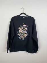 Load image into Gallery viewer, Vintage embroidered Flower crewneck