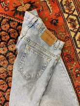 Load image into Gallery viewer, Vintage High Waisted London Jeans - 29IN/W