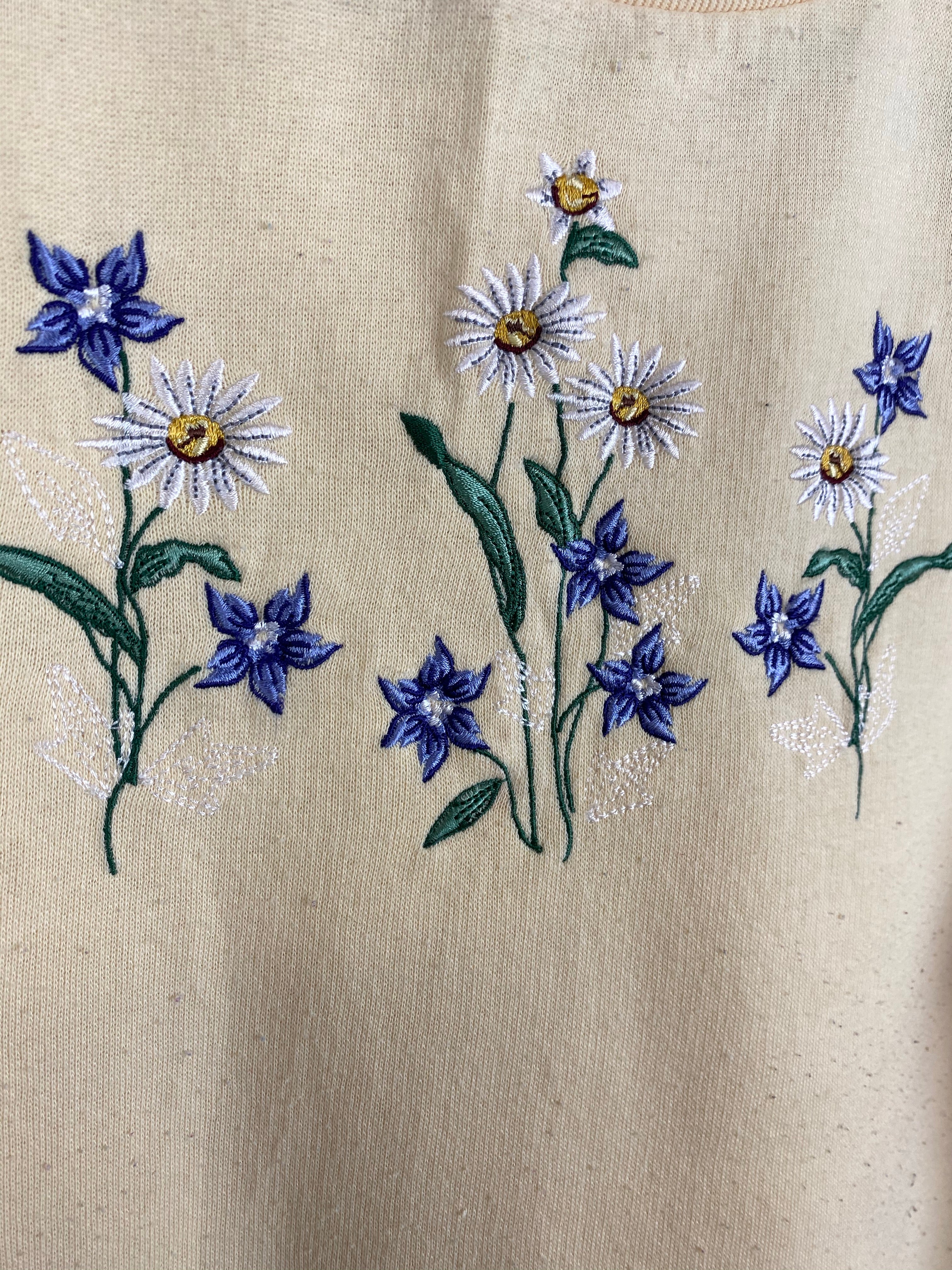 90s embroidered Daisy crewneck