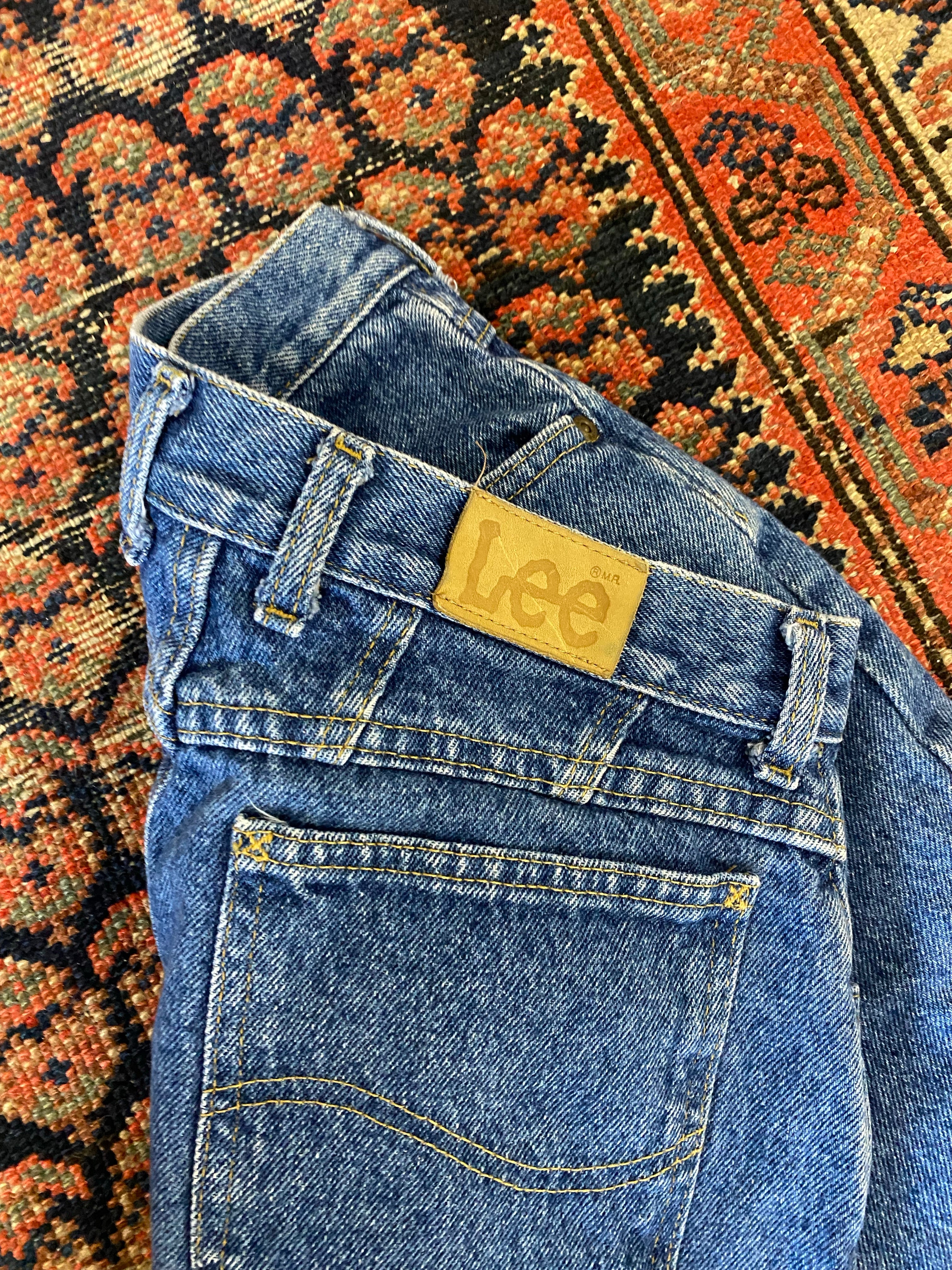 90s High Waisted Lee Frayed Denim Shorts - 29in