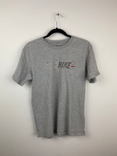 Load image into Gallery viewer, Small Nike t shirt