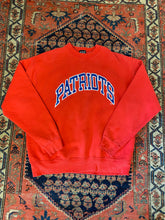 Load image into Gallery viewer, 90s Embroidered Patriots Crewneck - M/L